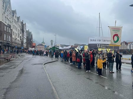 Bilde av 1. mai-tog foran Bryggen i Bergen