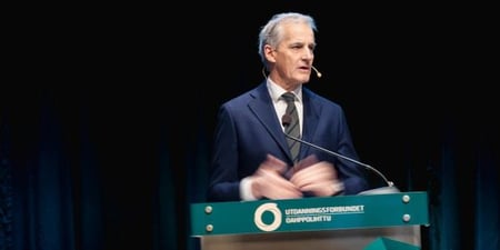 Foto av statsminister Støre på landsmøtet