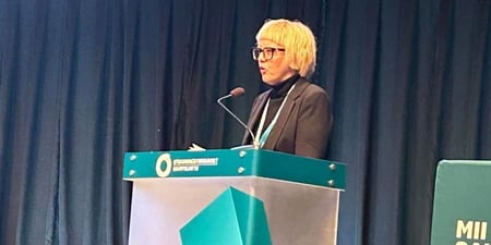 Bilde av Torill Beitdokken på landsmøtets talerstol