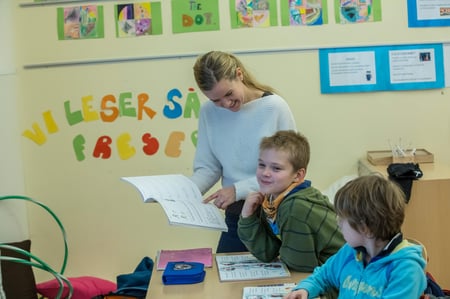 Foto av lærer og elever i klasserom