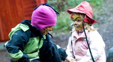 To barnehagebarn som leker ute. Foto. 