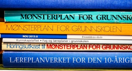Læreplaner som ligger i en bunke oppå hverandre. Foto.
