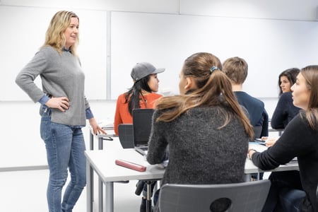 Bilde av lærer med elever i klasserom