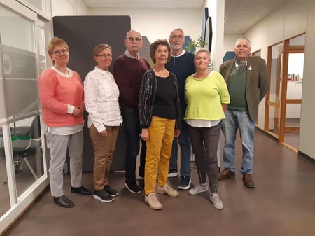 Personer som står på rekke og rad og smiler til kamera