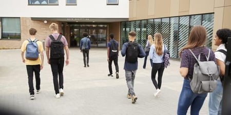 Ein gruppe elevar på veg inn i skolebygget. Illustrasjonsfoto.