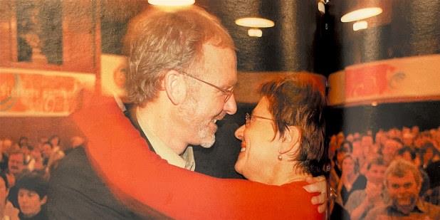Anders Folkestad og Helga Hjetland omfavner hverandre. Faksimile. Foto.