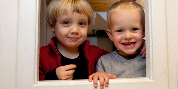 To gutter som leker