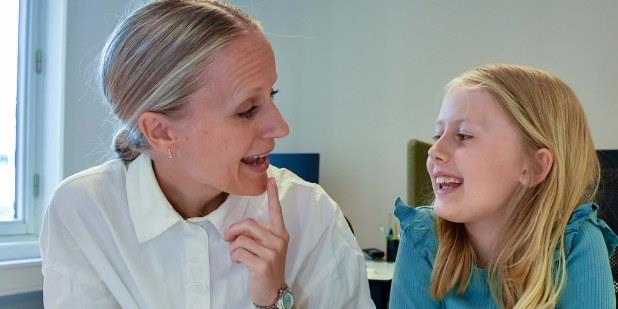 Spesialpedagog med elev. Foto.
