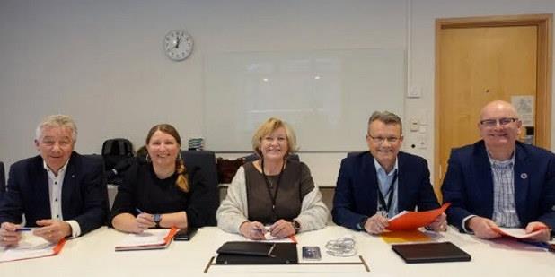 Foto av forhandlerne fra hovedsammenslutningene og statens personaldirektør.