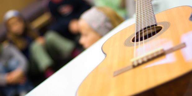 En gitar. Foto.