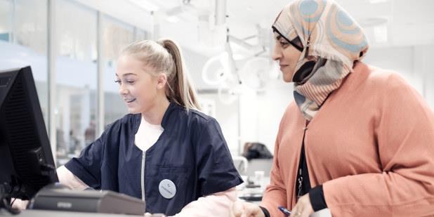 Lærer med hijab underviser en elev. Foto.