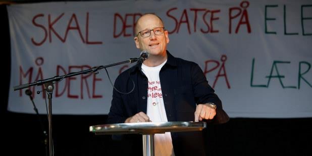 Foto av Steffen Handal som holder appell