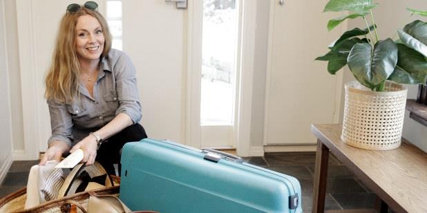 Dame med koffert og bag. Foto