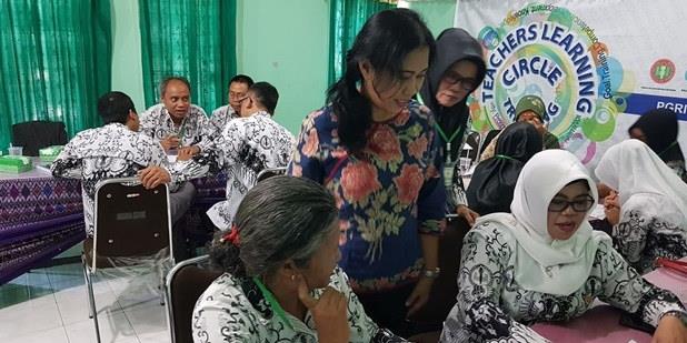 Bildet viser mennesker som samarbeider  Foto: Illustrasjonsbilde fra gruppearbeid under EI konsortiumsmøte i Indonesia