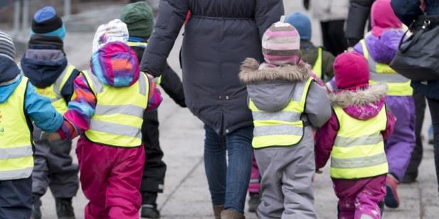 Barn og barnehagelærer går på tur.