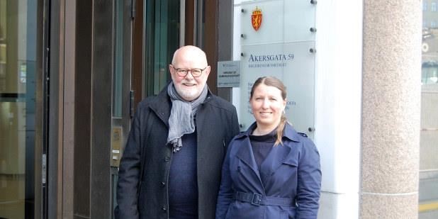 Foto av nestleder i Utdanningsforbundet Terje Skyvulstad og Unio stats forhandlingsleder Guro Lind foran departementsbygning.