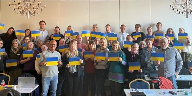 Tillitsvalgte i PPT og voksenopplæringa i hele Nord-Norge med det Ukrainske flagg i solidaritetsmarkering. Foto.