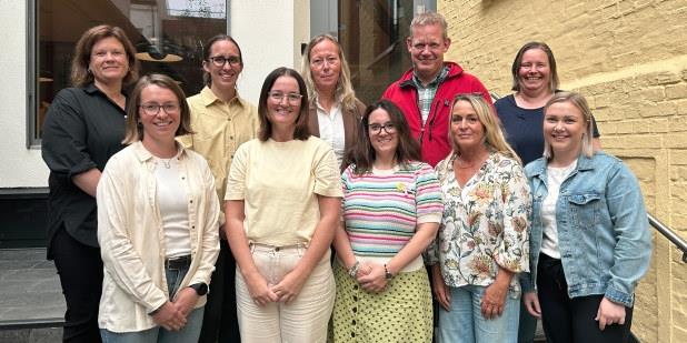 Bildet viser Utdanningsforbundets fagnettverk i norsk. Ti personer står oppstilt i en trapp. Disse ti personene er på bildet: Bak fra venstre: Kristin Jonberg, Silje Andreassen, Katrine Stensland, Øystein Jetne og Ann-Kristin Molde. Foran fra venstre: Emilia Ragnarsdottir, Anja Reiten, Aina Kverneland, Inger Tveit og Ingeborg Strandos.
