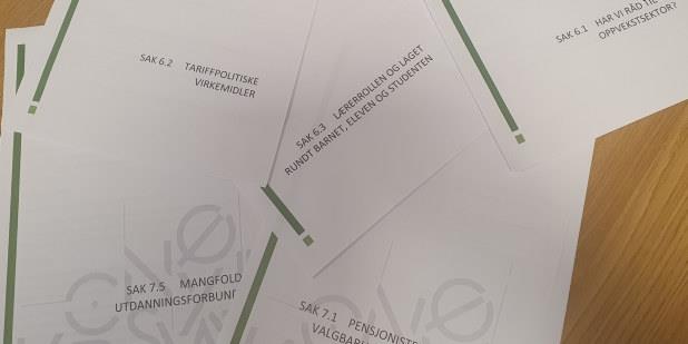 Bilder av saksdokumenter liggende på et bord