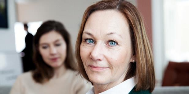 To kvinner som leser forsikringsdokumenter. Foto