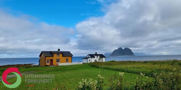 Foto av hus ved kyst 