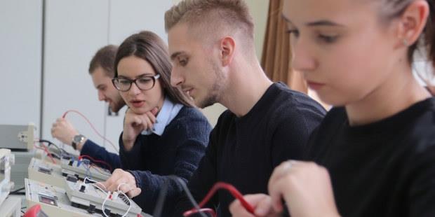 Yrkesfagelever (elektro). Foto.