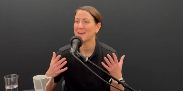foto av kunnskapsminister Tonje Brenna under innspilling av episoden av Lærerrommet 