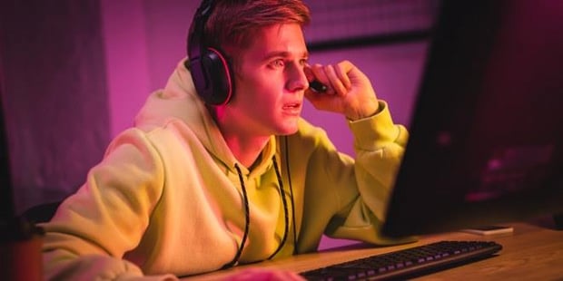 bilde av tenåringsgutt som spiller dataspill