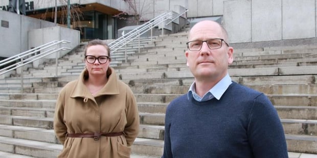 Steffen Handal (leiar) og Silje Naustvik (nestleiar) skal leie forhandlingane i tariffområde KS på vegne av Unio kommune. Her står dei utanfor KS-huset, begge med eit alvorleg blikk.