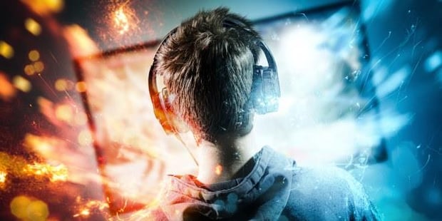 Illustrasjonsfoto av gutt som ser på en skjerm mens han spiller dataspill