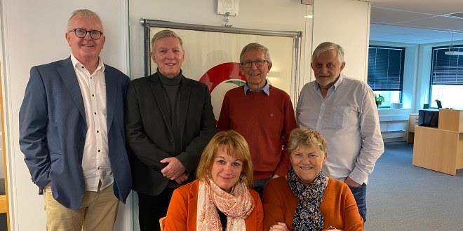 Bilde av Ottar Stordal, Svein Ove Olsen, Erik Horgen, Eivind Soldal, Marianne Moen Knudsen, Åse Løvdal. De er avbildet foran fana til Utdanningsforbundet Agder.