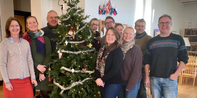 Vi ser bilde av tillitsvalgte i VGo som er på kurs i Arendal. De står rundt et pyntet  juletre