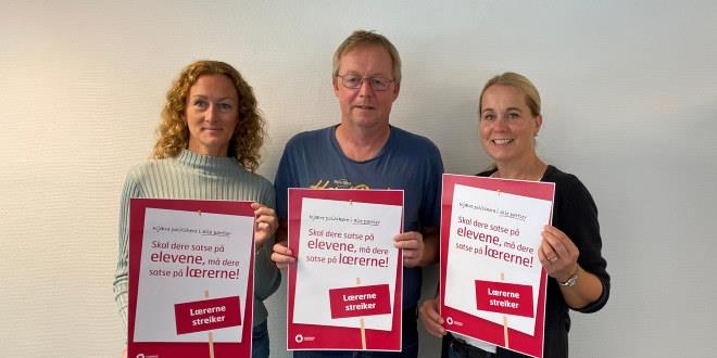 Vi ser bilde av 3 personer i halvfigur som alle holder streikeplakat med tekst: Bare lærere er lærere