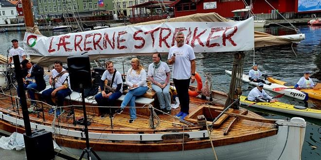 Streikebåten i Arendal. I front sees streikeleder Geir Helge Lindgren