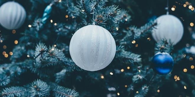 Bilde av julekuler på et juletre