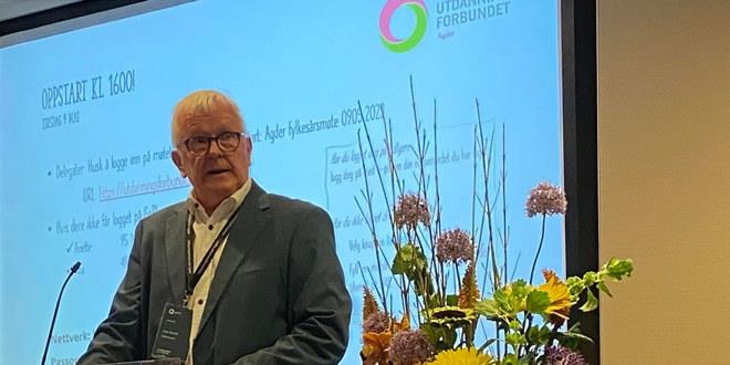 Ottar Stordal på talerstolen under fylkesårsmøtet. 