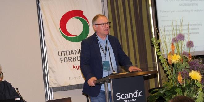 Atle Oanes på talerstolen. 