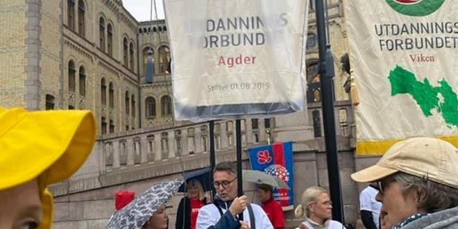 Streikemarkering i Oslo. Vi ser bilde av streikende, noen bærer Utdanningsforbundets fane