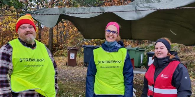 Vi ser tre streikende i halvfigur. 1 mann og 2 kvinner.