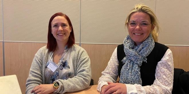 Bilde av Maria Taraldsen og Anna Svenningsen. De sitter ved et bord og er avbildet i halvfigur.