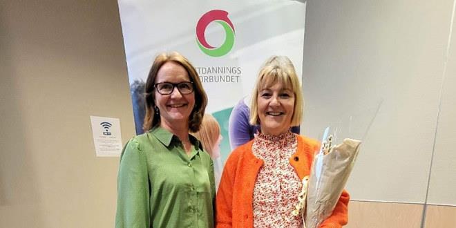 Vi ser Karianne Sørtveit som ble gjenvalgt som leder i Utdanningsforbundet Kristiansand. Fylkesstyrets representant, Anne Cathrine Fodstad, var en av de første til å gratulere. Begge disse er avbildet i halvfigur. Karianne med blomster. 
