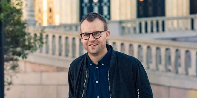 Bilde av Kjell Ingolf Ropstad i halvportrett. 