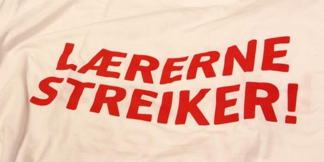 Bildet viser en hvit t-skjorte hvor det står "Lærerne streiker" i rødt.