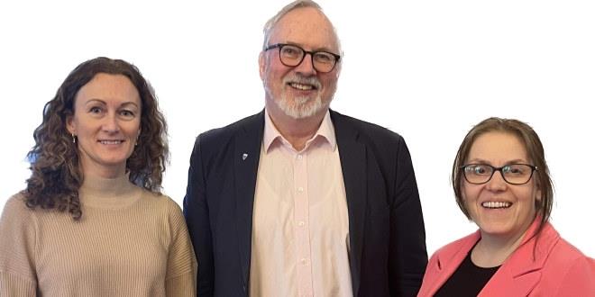 Bilde i halvfigur av Silje Ibsen (Utdanningsforbundet), ordfører Per Kristian Lunden (AP), Sara Sægrov Ruud (V)