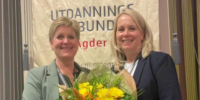 Portrettbilde av Silje Gran Aanensen og Eilin Ask Dugstad. De gratuleres med blomster som nyvalgte ledere i Utdanningsforbundet Agder.