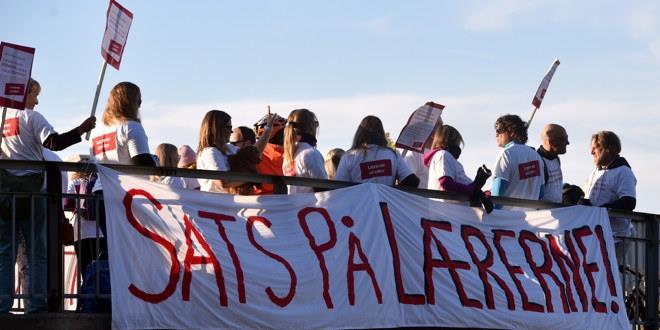 Streikende lærer oppå en bro  iMolde, med et banner hvor det står «Sats på lærerne!». Foto: Utdanningsforbundet Molde. 