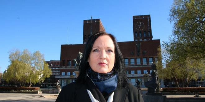 Leder for Unio Oslo kommune, Aina Skjefstad Andersen, står foran Oslo rådhus. Hun ser streng ut.