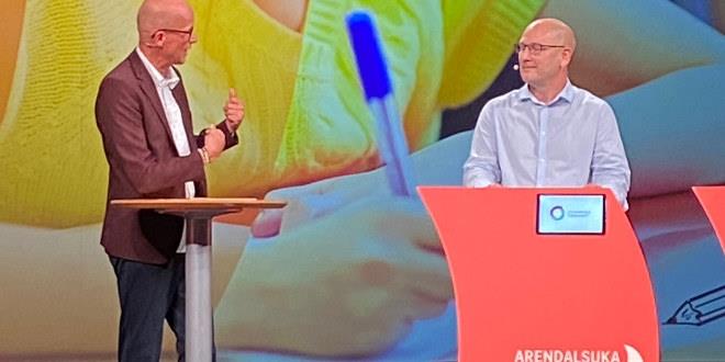 Steffen Handal og debattleder Erik Aasheim. Her fra Arendalsuka tidligere i sommer. Vi ser dem vendt mot hverandre i hel/halvfigur. 