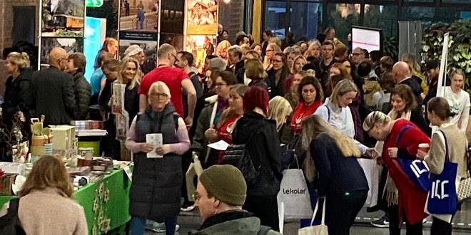 Vi ser en rekke personer på Sørlandsk Lærerstevne. 