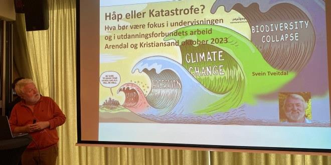 Vi ser bilde av Svein Tveita som står ved lerret med bilde av såkalte klimabølger